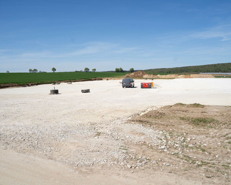Große geschotterte Fläche für den Neubau des Schweinestalls am Bizzlhof in Staubing bei Kelheim während der ersten Bauphase.